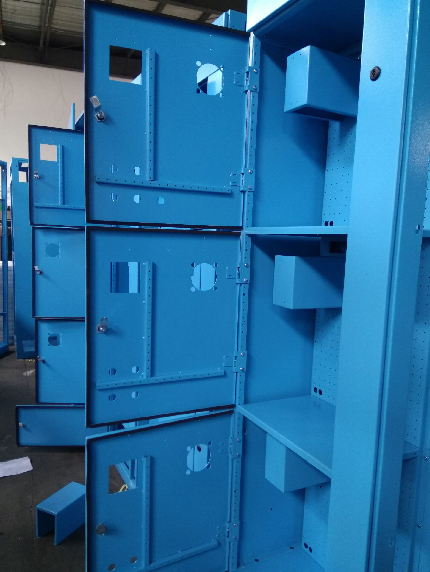 Intelligent low-voltage switchgear